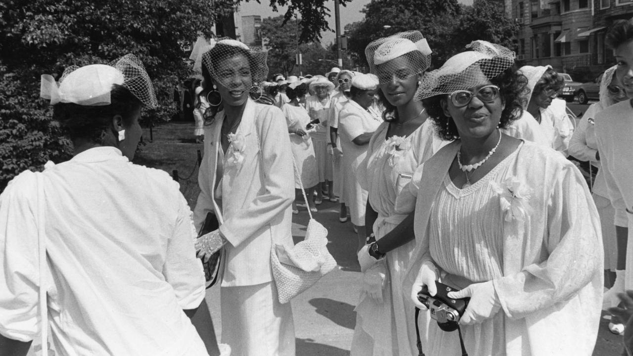 Eine Gruppe Frauen vor dem Besuch des Gottesdiensts in Chicago, Illinois, am 6. September 1987