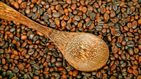 Zu den landwirtschaftlichen Erzeugnissen Indonesiens gehört Kaffee.