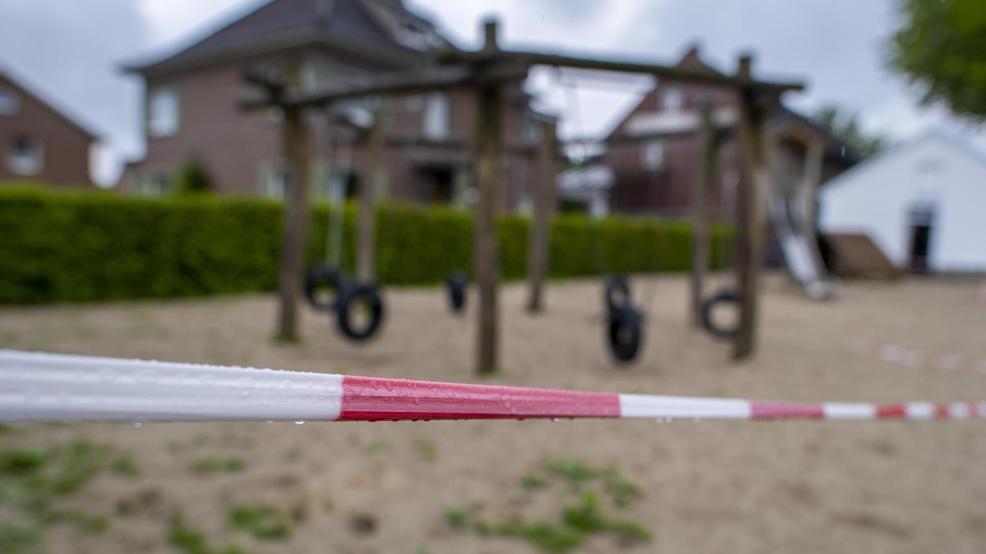 Ein Absperrband auf dem Schulhof der Brinkmannschule in Langenberg im Kreis Gütersloh weist daraufhin, dass der Spielplatz geschlossen ist. Ein Absperrband auf dem Schulhof der Brinkmannschule in Langenberg im Kreis Gütersloh weist daraufhin, dass der Spielplatz geschlossen ist.
