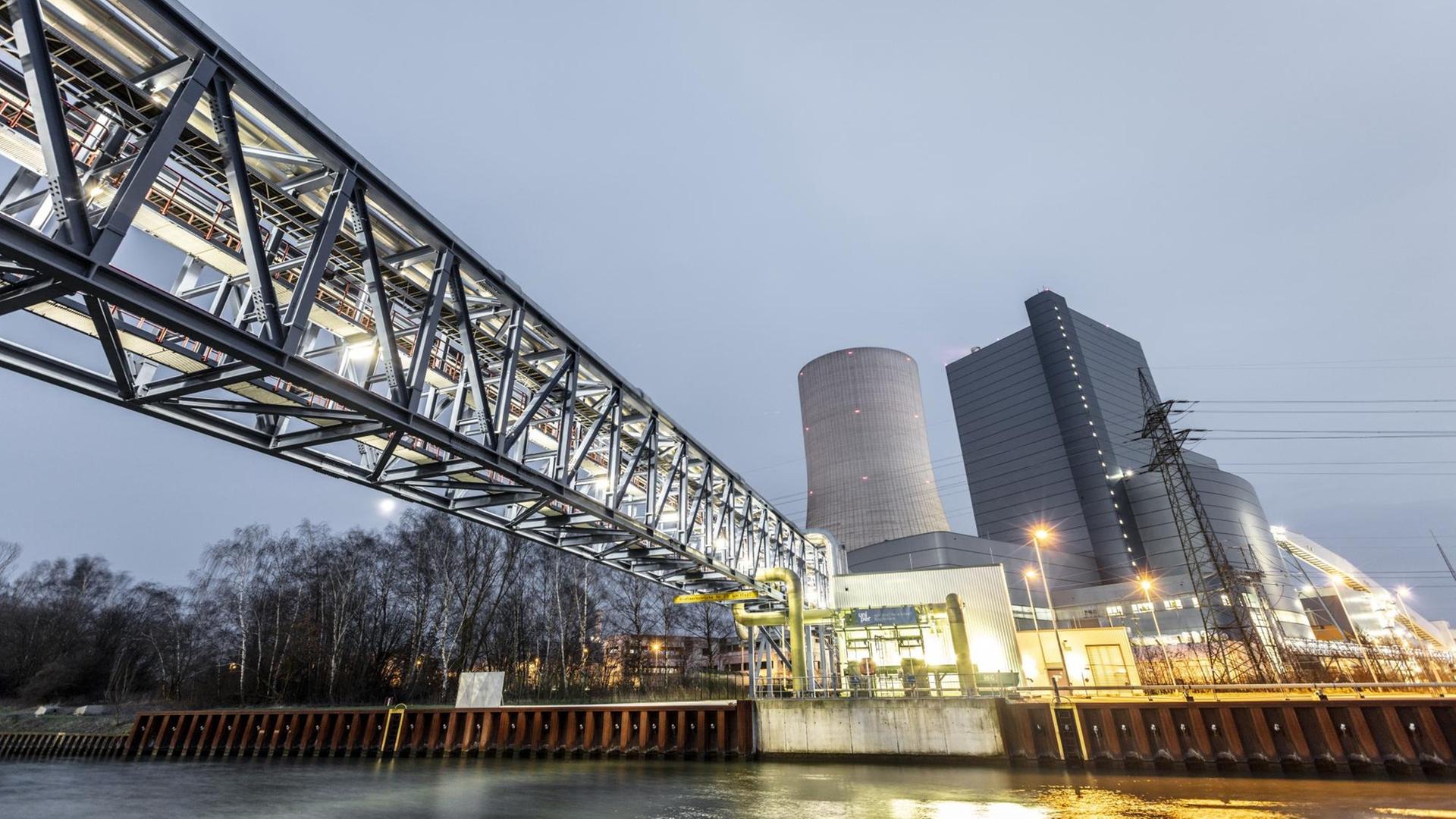 Steinkohlekraftwerk Datteln 4 mit 180 Meter hohem Kühlturm im Probebetrieb. Steinkohlekraftwerk Datteln 4 mit 180 Meter hohem Kühlturm im Probebetrieb.