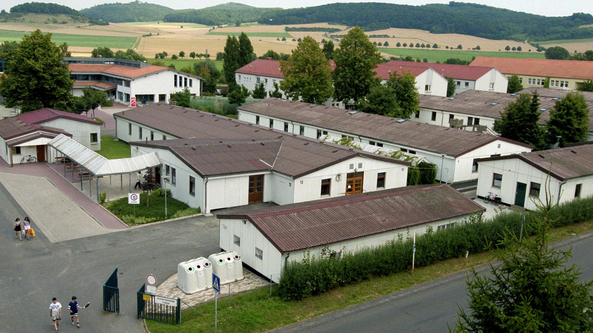 Blick auf das Durchgangslager Friedland bei Göttingen; Aufnahme von 1999: Das Lager bietet Platz für 2000 Personen und ist damals für viele Aussiedler aus Osteuropa die erste Station in ihrer neuen Heimat.