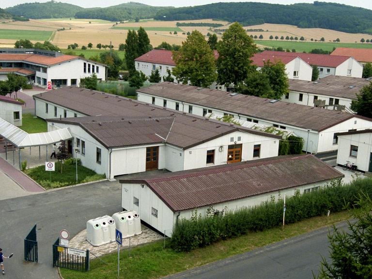Blick auf das Durchgangslager Friedland bei Göttingen; Aufnahme von 1999: Das Lager bietet Platz für 2000 Personen und ist damals für viele Aussiedler aus Osteuropa die erste Station in ihrer neuen Heimat.