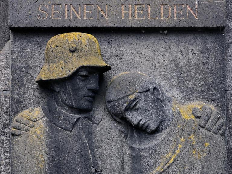 Ein Denkmal an der Aachener Straße in Großkönigsdorf gedenkt der Gefallenen beider Weltkriege.