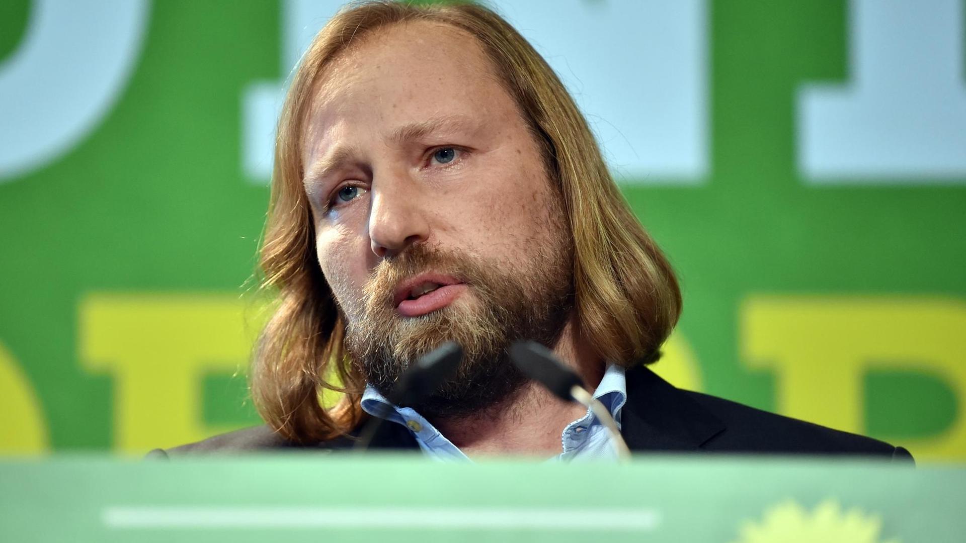Der Fraktionsvorsitzende im Bundestag von Bündnis 90/Die Grünen, Anton Hofreiter, spricht am 30.09.2017 in Berlin beim Länderrat (Kleiner Parteitag) Der Fraktionsvorsitzende im Bundestag von Bündnis 90/Die Grünen, Anton Hofreiter, spricht am 30.09.2017 in Berlin beim Länderrat (Kleiner Parteitag)
