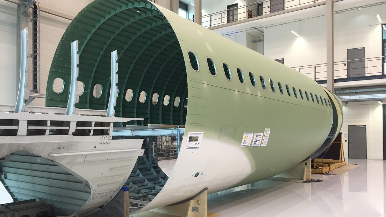 Ein noch unlackiertes Rumpfteil eines Airbus. Ein noch unlackiertes Rumpfteil eines Airbus.