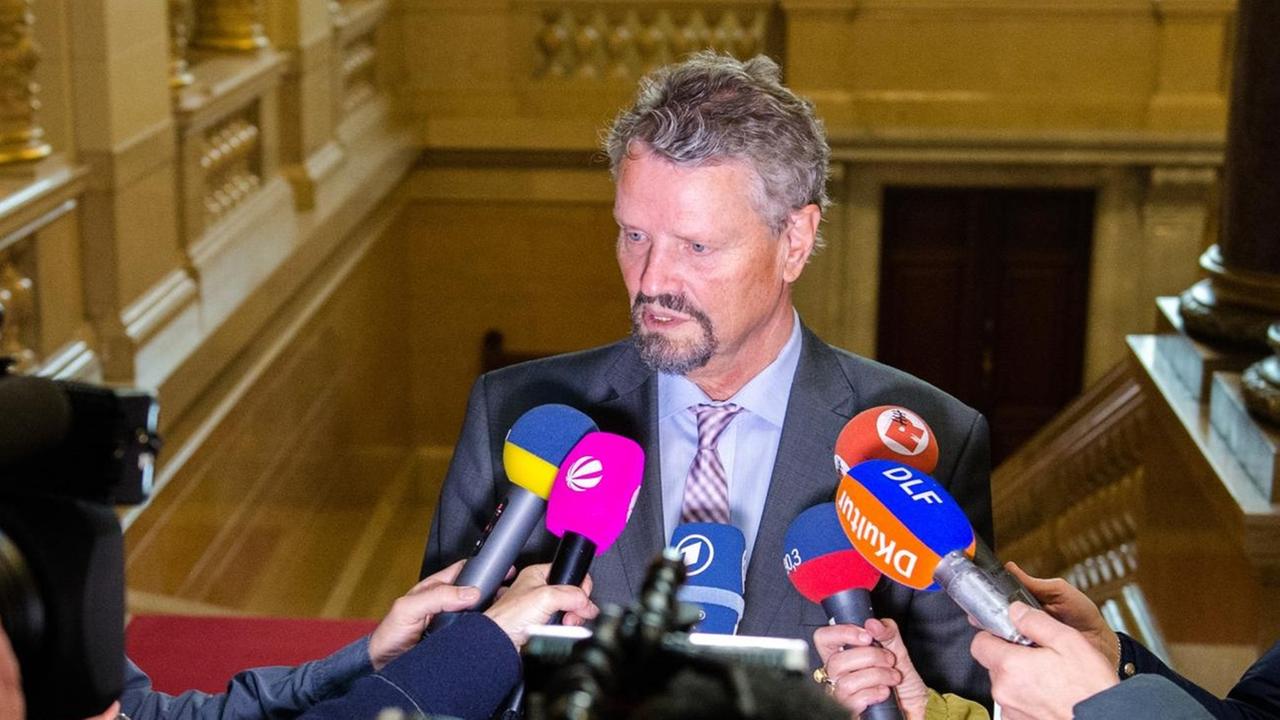 Der OSZE-Sonderbeauftragte der deutschen Regierung, Gernot Erler (SPD), spricht am 06.12.2016 in Hamburg zu Journalisten. Der OSZE-Sonderbeauftragte der deutschen Regierung, Gernot Erler (SPD), spricht am 06.12.2016 in Hamburg zu Journalisten.