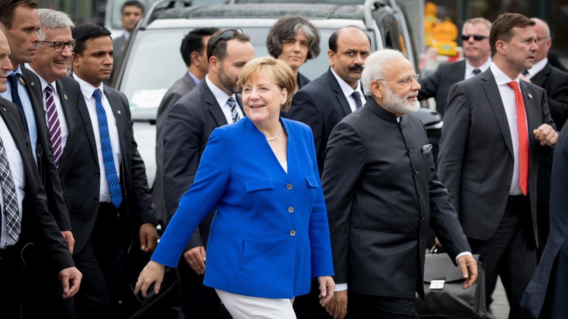 Bundeskanzlerin Angela Merkel (CDU) und der indische Premierminister Narendra Modi gehen am 30.05.2017 in Berlin nach den deutsch-indischen Regierungskonsultationen über den Pariser Platz zum Brandenburger Tor. Bundeskanzlerin Angela Merkel (CDU) und der indische Premierminister Narendra Modi gehen am 30.05.2017 in Berlin nach den deutsch-indischen Regierungskonsultationen über den Pariser Platz zum Brandenburger Tor.