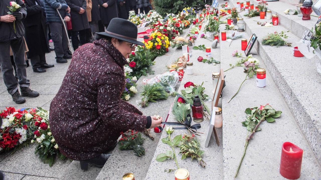 Astrid Passin kniet auf der Treppe vor der Gedächtniskirche Berlin nieder, um Blumen abzulegen. Astrid Passin kniet auf der Treppe vor der Gedächtniskirche Berlin nieder, um Blumen abzulegen.