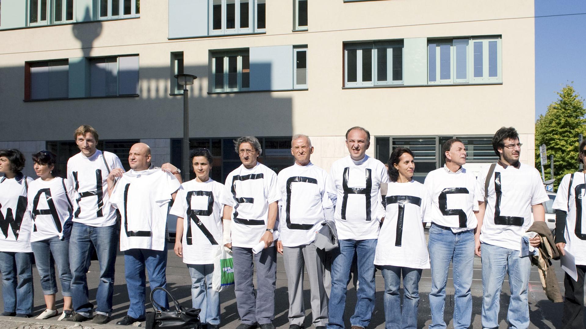 Das Wort "Wahlrechtslos" ergeben die Buchstaben auf den T-Shirts der Demonstranten, die sich am Sonntag (27.09.2009) in Berlin vor dem Wahllokal aufgestellt haben, in dem Bundeskanzlerin Merkel ihre Stimme abgeben soll. Die Demonstranten verbanden mit ihrem Auftritt die Forderung nach Wahlrecht für Migranten in Deutschland. Bei der Wahl zum 17. Deutschen Bundestag sind nach einer Schätzung des Statistischen Bundesamtes rund 62,2 Millionen Deutsche wahlberechtigt. Das Wort "Wahlrechtslos" ergeben die Buchstaben auf den T-Shirts der Demonstranten, die sich am Sonntag (27.09.2009) in Berlin vor dem Wahllokal aufgestellt haben, in dem Bundeskanzlerin Merkel ihre Stimme abgeben soll. Die Demonstranten verbanden mit ihrem Auftritt die Forderung nach Wahlrecht für Migranten in Deutschland. Bei der Wahl zum 17. Deutschen Bundestag sind nach einer Schätzung des Statistischen Bundesamtes rund 62,2 Millionen Deutsche wahlberechtigt.