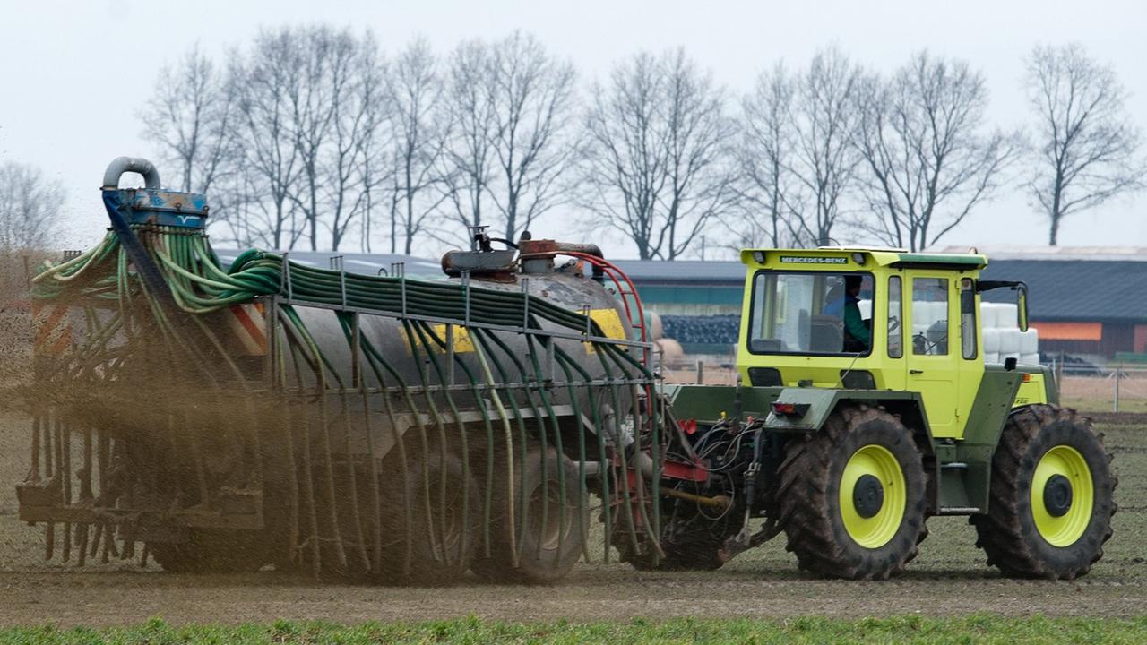 Ein Landwirt in Niedersachsen bei Hoopte bringt Gülle aufs Feld. Ein Landwirt in Niedersachsen bei Hoopte bringt Gülle aufs Feld.