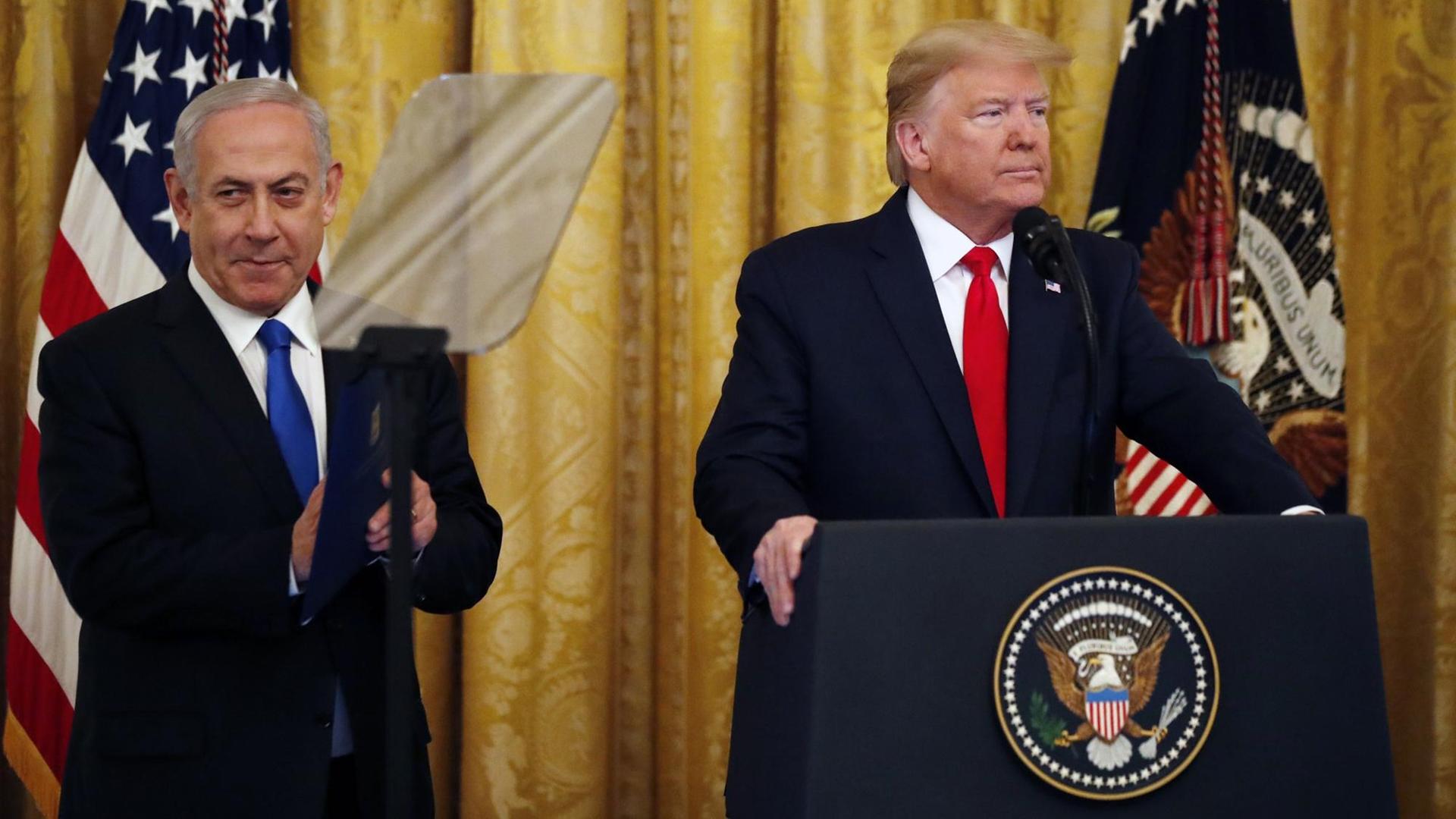 Donald Trump (r), Präsident der USA, und Benjamin Netanjahu, Ministerpräsident von Israel, treffen zu einer Zeremonie im Ostsaal des Weißen Hauses ein. Donald Trump (r), Präsident der USA, und Benjamin Netanjahu, Ministerpräsident von Israel, treffen zu einer Zeremonie im Ostsaal des Weißen Hauses ein.