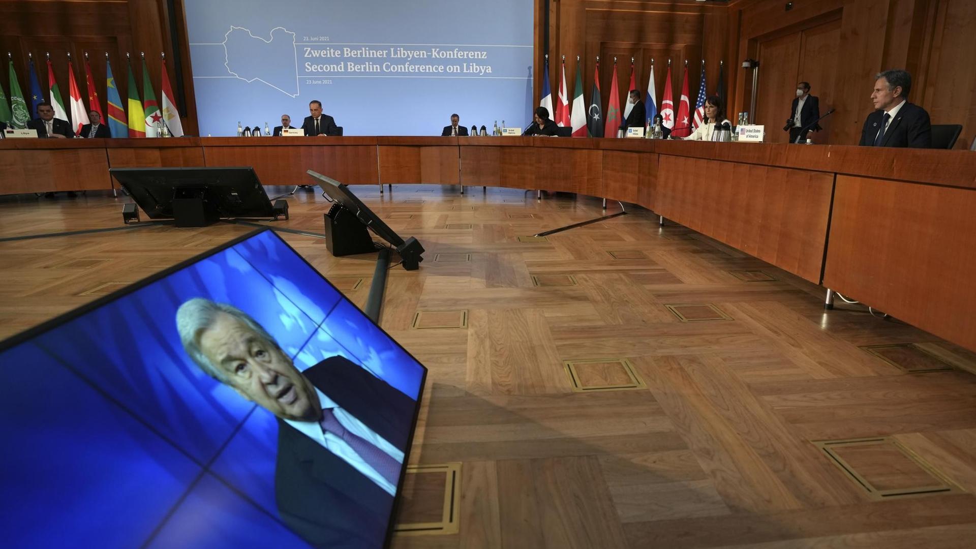 Der Konferenz-Saal für die Libyen-Konferenz in Berlin. Auf dem Bild-Schirm sieht man UNO-General-Sekretär Guterres. Der Konferenz-Saal für die Libyen-Konferenz in Berlin. Auf dem Bild-Schirm sieht man UNO-General-Sekretär Guterres.