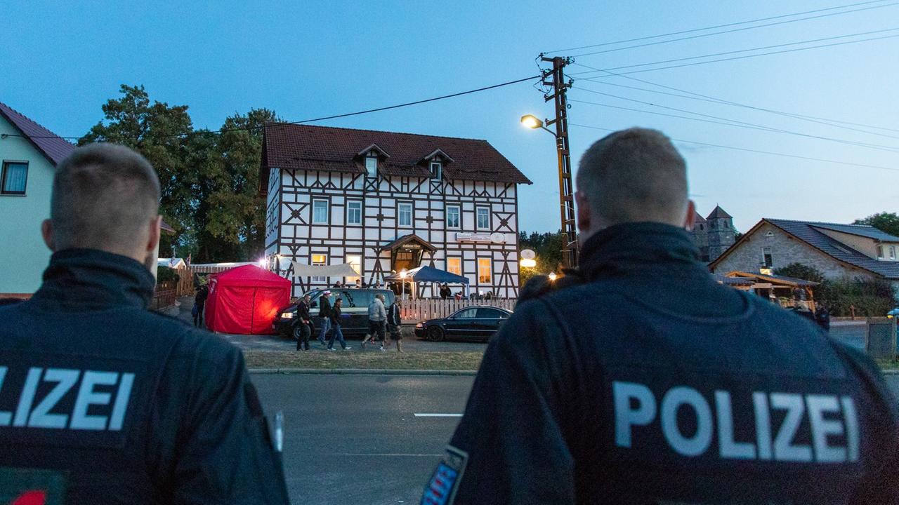 25.08.2018, Thüringen, Kloster Veßra: Anhänger der rechten Szene treffen sich im August 2018 im Kloster Veßra zu einem Neonazi-Konzert während die Polizei das Geschehen überwacht. In Mattstedt war zuvor ein Konzert der rechten Szene mit juristischen Mitteln verhindert worden. Allerdings wurde in Kloster Veßra prompt ein Ausweichort für das Konzert gefunden. Es sei von einem bekannten Vertreter der rechten Szene in Thüringen kurzfristig als Versammlung auf eigenem Grundstück angemeldet worden, so die Polizei. Etwa 400 Menschen versammelten sich nach Polizeiangaben. 25.08.2018, Thüringen, Kloster Veßra: Anhänger der rechten Szene treffen sich im August 2018 im Kloster Veßra zu einem Neonazi-Konzert während die Polizei das Geschehen überwacht. In Mattstedt war zuvor ein Konzert der rechten Szene mit juristischen Mitteln verhindert worden. Allerdings wurde in Kloster Veßra prompt ein Ausweichort für das Konzert gefunden. Es sei von einem bekannten Vertreter der rechten Szene in Thüringen kurzfristig als Versammlung auf eigenem Grundstück angemeldet worden, so die Polizei. Etwa 400 Menschen versammelten sich nach Polizeiangaben.