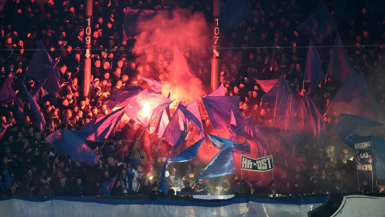 HSV-Fans brennen Pyrotechnik im Bremer Weserstadion ab (24.02.2018)