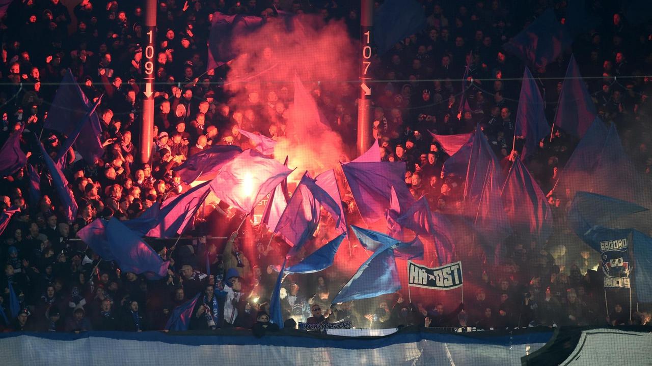 HSV-Fans brennen Pyrotechnik im Bremer Weserstadion ab (24.02.2018) HSV-Fans brennen Pyrotechnik im Bremer Weserstadion ab (24.02.2018)
