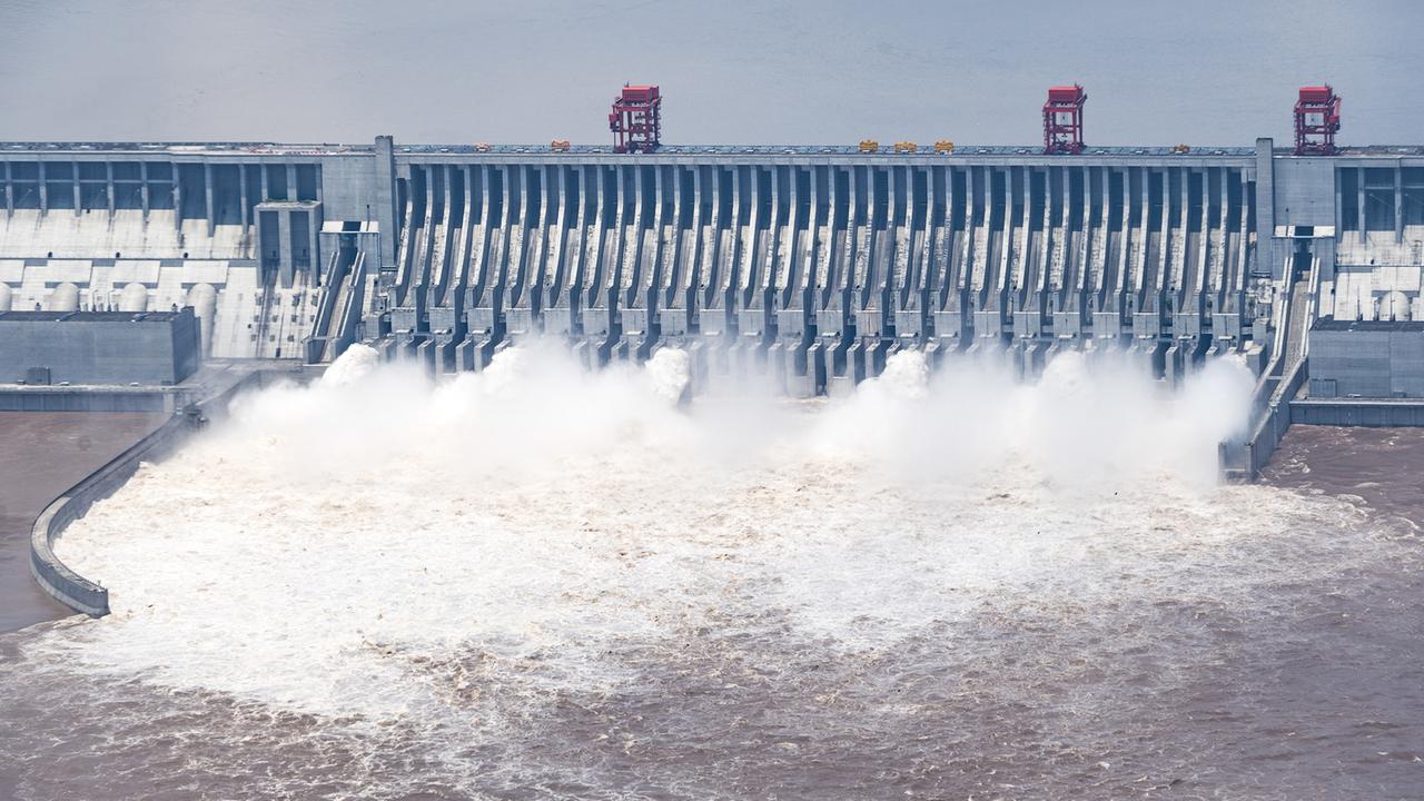 Der Dreischluchten-Staudamm am Yangtse-Fluss nahe der chinesischen Stadt Yichang. Das Bild zeigt, wie Wasser aus dem Damm abgelassen wird.
