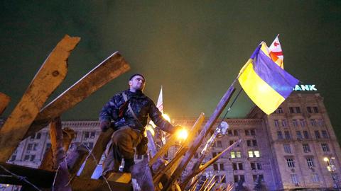 Proeuropäische Demonstranten auf einer Barrikade auf dem Unabhängigkeitsplatz in Kiew am 14. Dezember 2013.