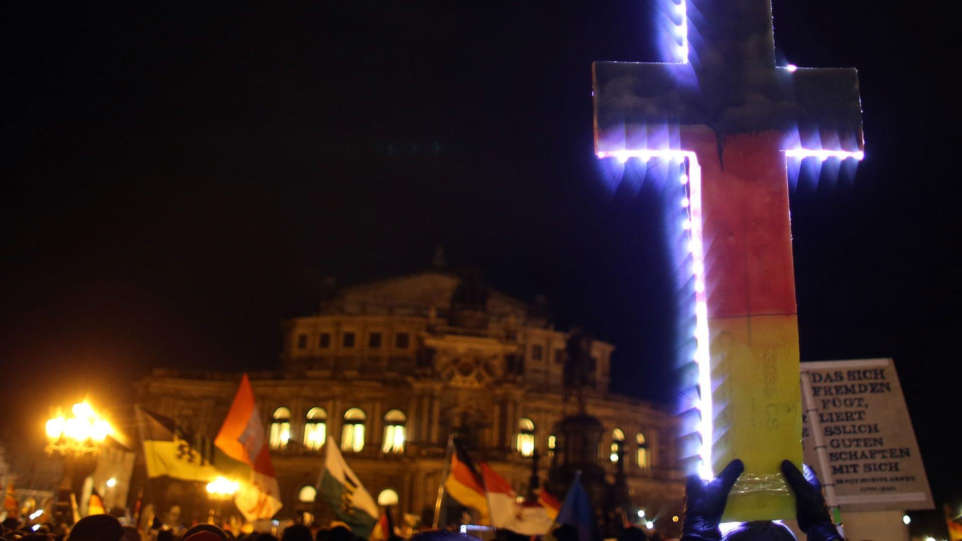 Anhänger des "Pegida"-Bündnisses demonstrieren vor der Dresdner Oper. Anhänger des "Pegida"-Bündnisses demonstrieren vor der Dresdner Oper.
