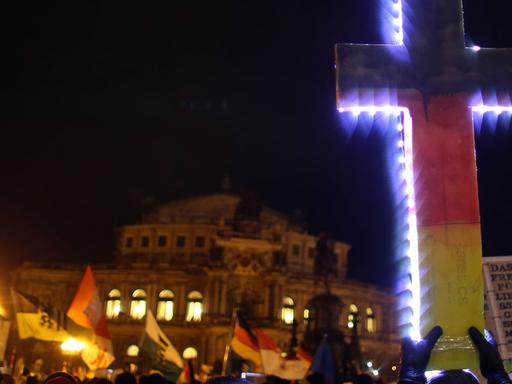 Anhänger des "Pegida"-Bündnisses demonstrieren vor der Dresdner Oper.
