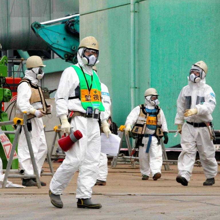 Zwei Jahre nach der Katastrophe: Im März 2013 stehen Arbeiter im Kraftwerk Fukushima Daiichi 