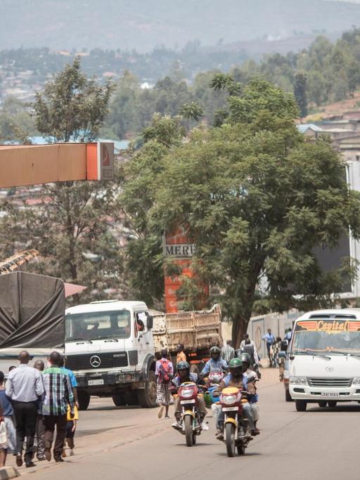 Straßenszene in Ruandas Hauptstadt Kigali