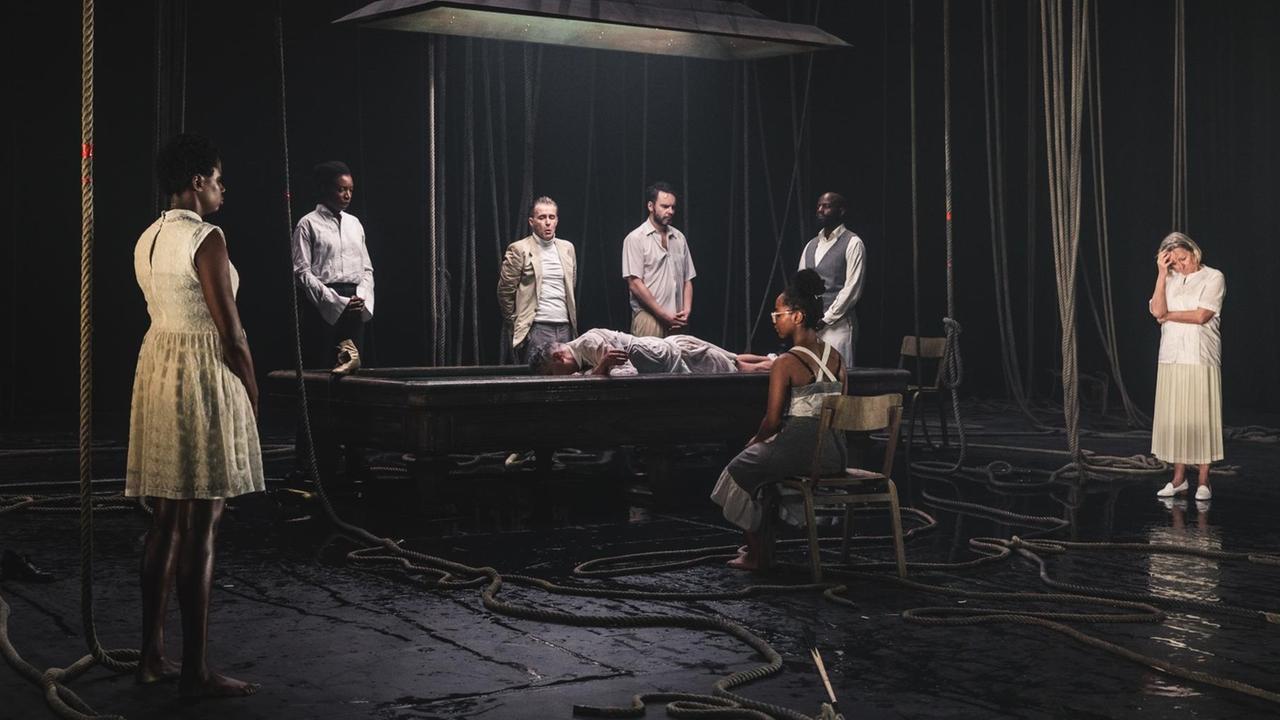 Szene aus dem Stück "Black / The Sorrows of Belgium I: Congo" von Luk Perceval am Stadttheater NT Gent. Szene aus dem Stück "Black / The Sorrows of Belgium I: Congo" von Luk Perceval am Stadttheater NT Gent.