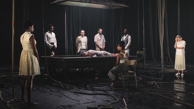Szene aus dem Stück "Black / The Sorrows of Belgium I: Congo" von Luk Perceval am Stadttheater NT Gent.