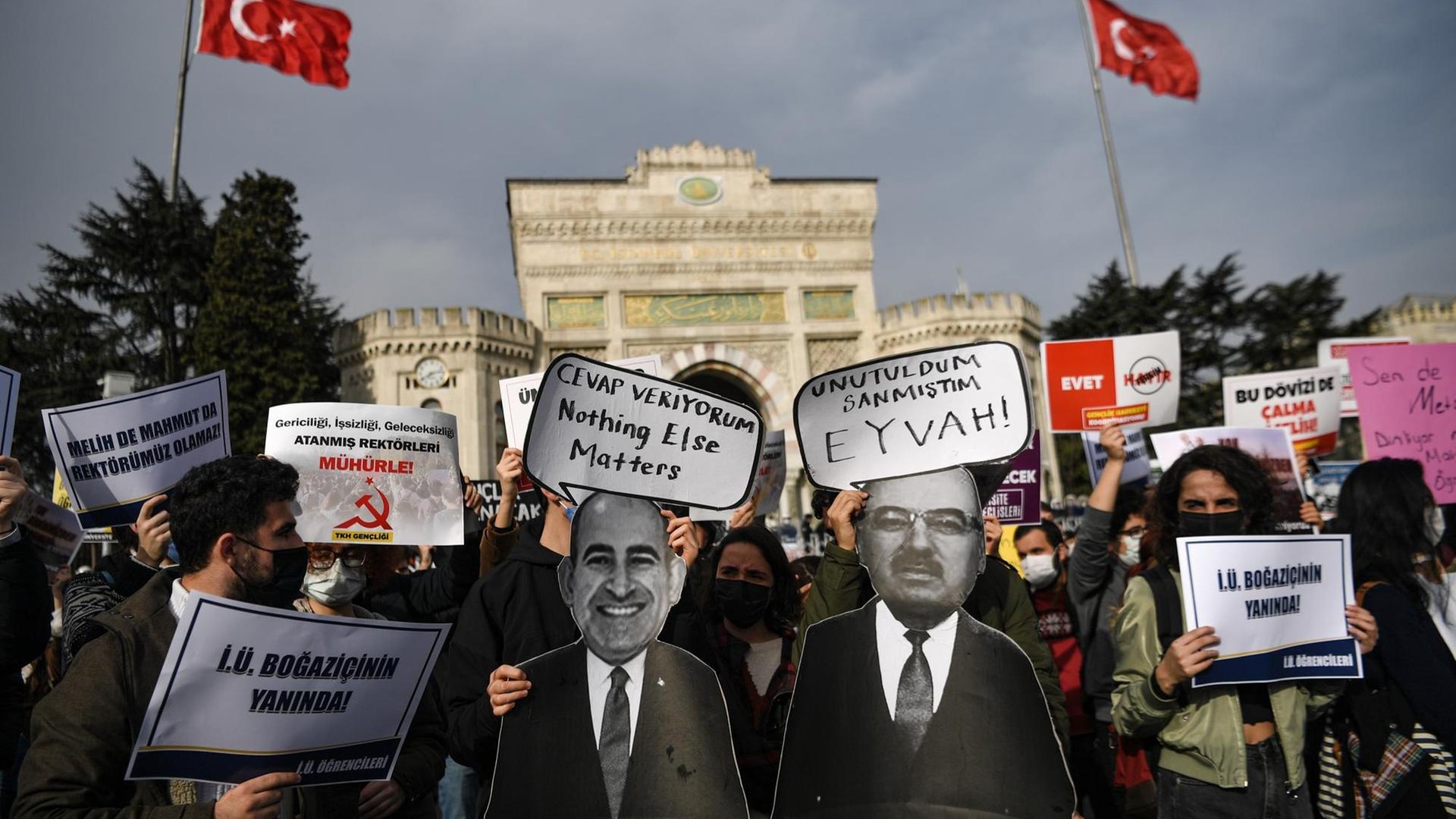 Studierende protestieren gegen die Berufung als Rektoren von Mesut Balu (Li) an die Bogazici-Uni und Mahmut Ak (Re) an die Istanbuler Universität am 11.01.2021 Studierende protestieren gegen die Berufung als Rektoren von Mesut Balu (Li) an die Bogazici-Uni und Mahmut Ak (Re) an die Istanbuler Universität am 11.01.2021