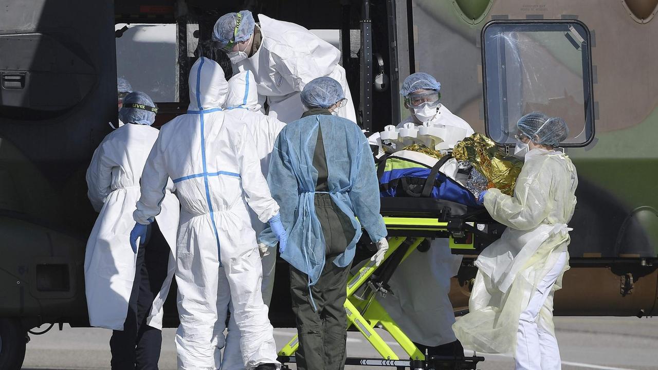 Frankreich, Straßburg: Medizinisches Personal hebt einen Patienten in einen militärischen NH90 Transporthubschrauber. Frankreich, Straßburg: Medizinisches Personal hebt einen Patienten in einen militärischen NH90 Transporthubschrauber.