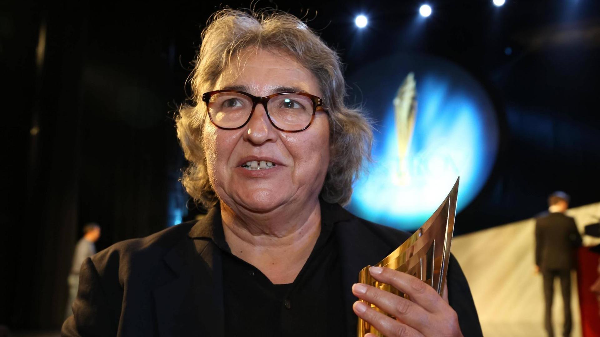 07.11.2016, Wiener Ronacher, NESTROY VERLEIHUNG 2016, Gala-Abend zum Theaterpreis im Bild: Andrea Breth -mit d Nestroy-Preis 07.11.2016, Wiener Ronacher, NESTROY VERLEIHUNG 2016, Gala-Abend zum Theaterpreis im Bild: Andrea Breth -mit d Nestroy-Preis