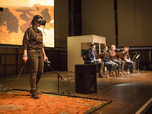 Virtual-Reality-Performance "Marslandung in Riotinto" auf dem Kölner Kongress 2018 mit den Künstlern Nieves de la Fuente Gutiérrez und Raffael Seyfried