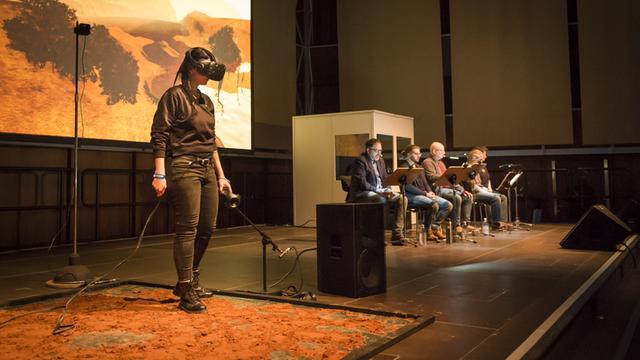Virtual-Reality-Performance "Marslandung in Riotinto" auf dem Kölner Kongress 2018 mit den Künstlern Nieves de la Fuente Gutiérrez und Raffael Seyfried