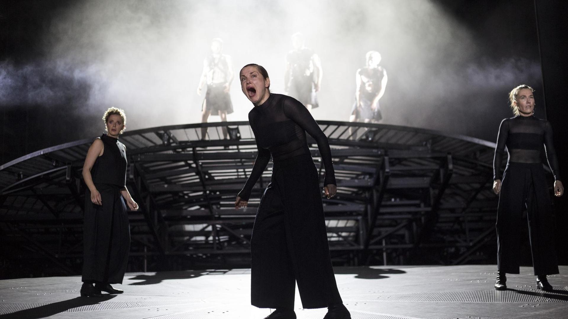 Die Perser 2018: Patrycia Ziolkowska (Atossa, Königsmutter), Valery Tscheplanowa, Katja Bürkle (Chor des persischen Ältestenrates / Dareios’ Geist), Männerchor Die Perser 2018: Patrycia Ziolkowska (Atossa, Königsmutter), Valery Tscheplanowa, Katja Bürkle (Chor des persischen Ältestenrates / Dareios’ Geist), Männerchor