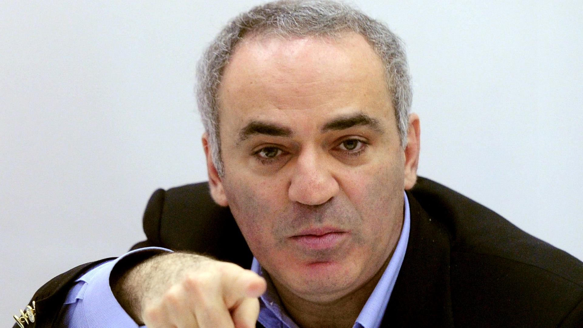 Der ehemalige Schachspieler Garri Kasparow ist heute russischer Oppositionspolitiker und kandidiert im August 2014 als Präsident für den Weltschachverband. Der ehemalige Schachspieler Garri Kasparow ist heute russischer Oppositionspolitiker und kandidiert im August 2014 als Präsident für den Weltschachverband.