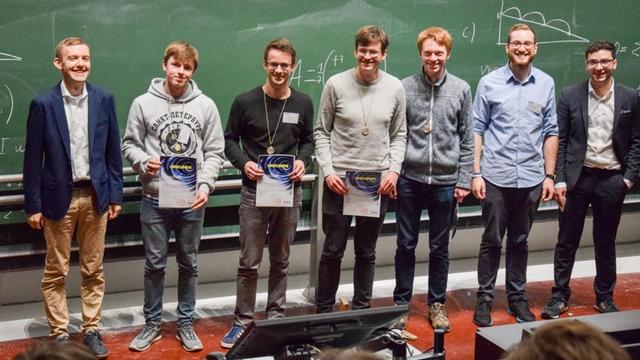 Die Preisträger des Physikwettbewerb präsentieren ihre Urkunden