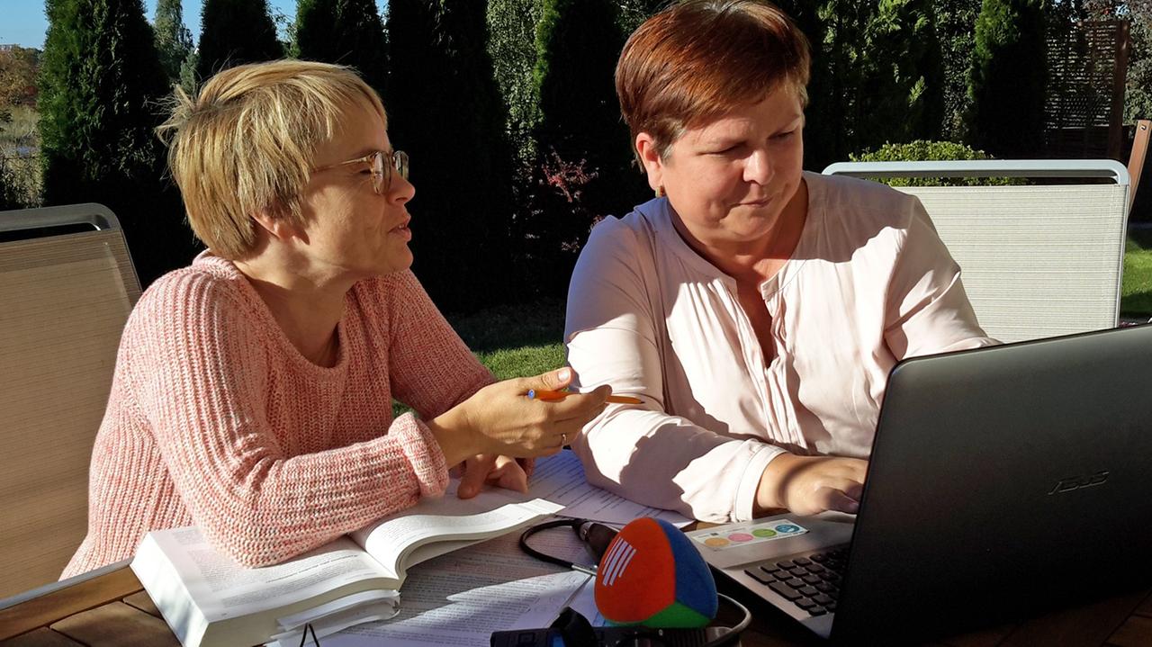 Beata Bielecka und Margarete Wohlan sitzen gemeinsam vor einem Laptop