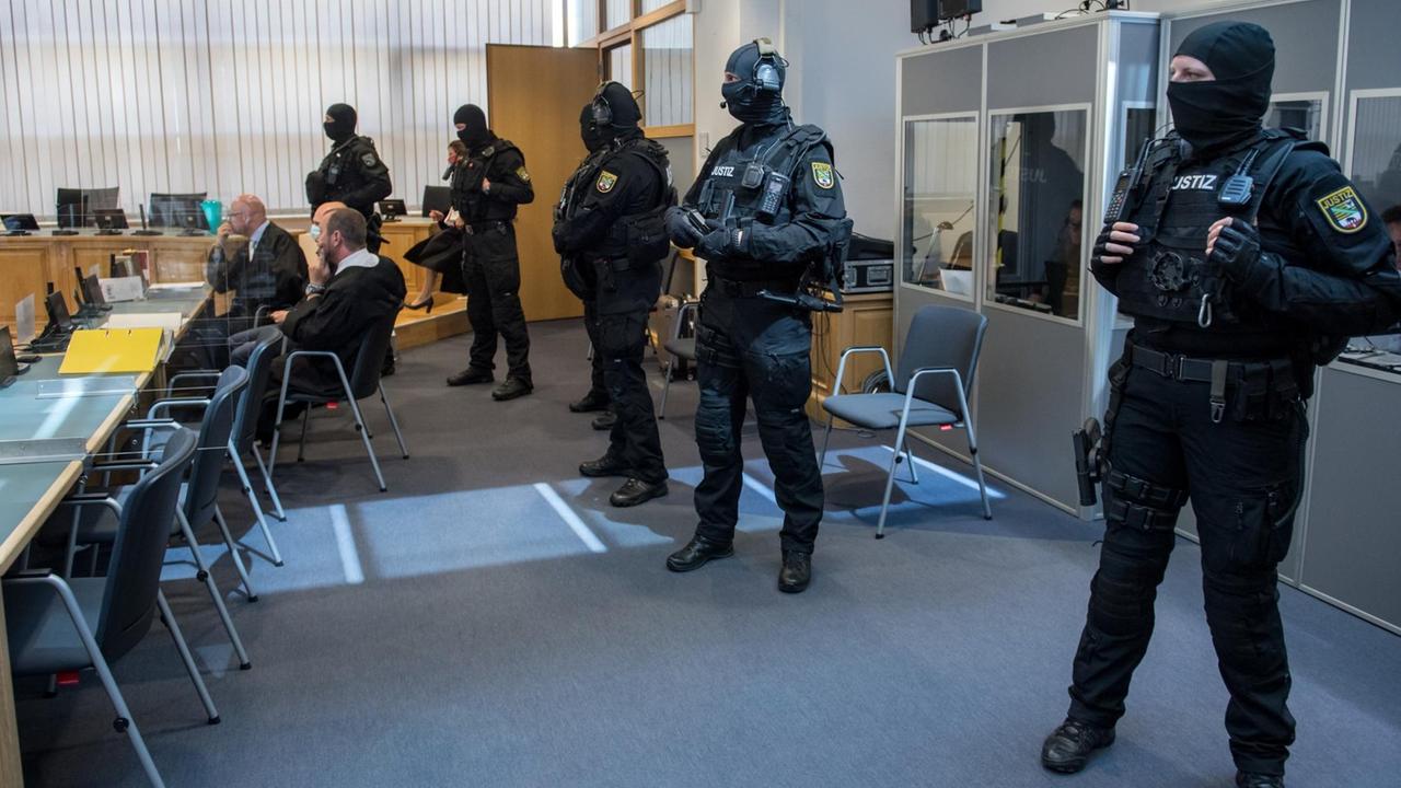 Justizbeamte sichern den Prozess gegen den angeklagten Stephan Balliet Justizbeamte sichern den Prozess gegen den angeklagten Stephan Balliet