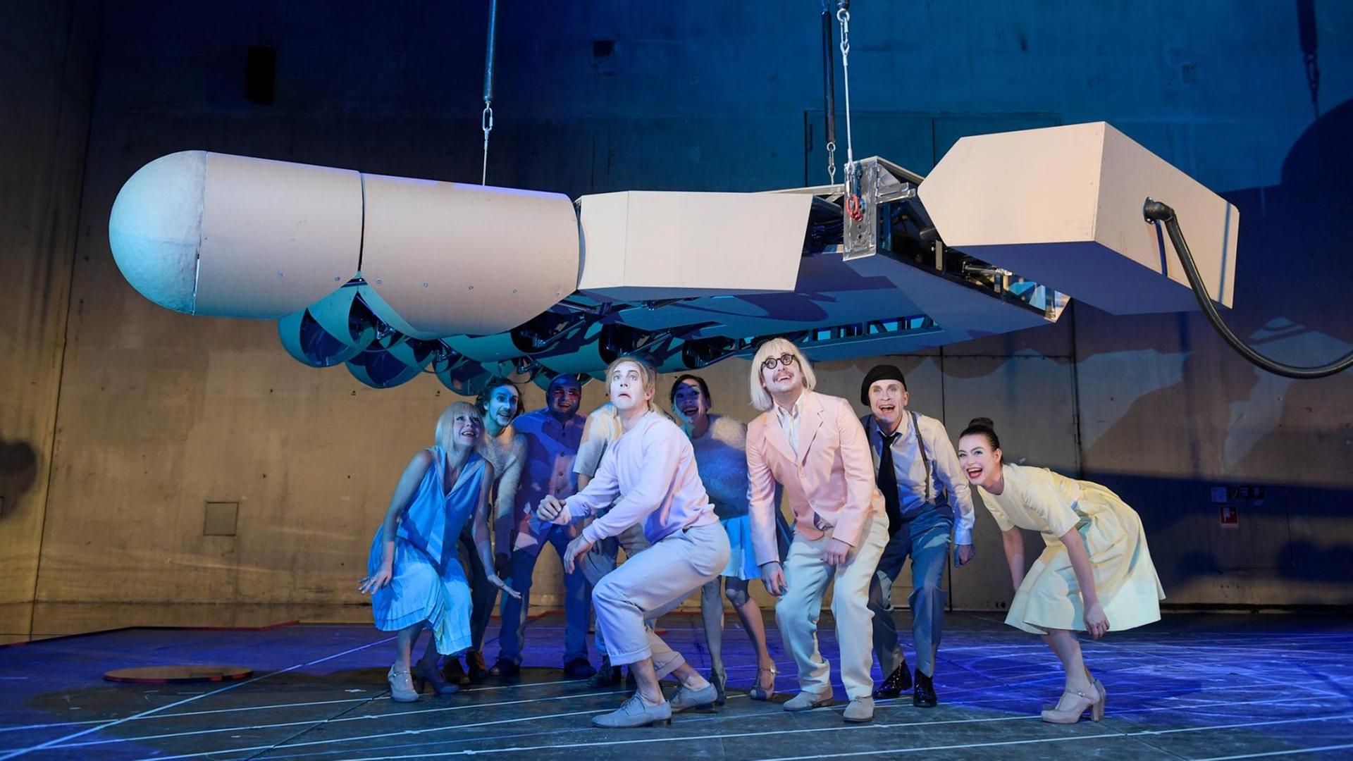 Szene aus dem Theaterstück "Null", inszeniert von Herbert Fritsch an der Berliner Schaubühne, mit den Schauspielern Jule Böwe, Bernardo Arias Porras, Ingo Günther, Florian Anderer, Carol Schuler, Bastian Reiber, Axel Wandtke, Ruth Rosenfeld Szene aus dem Theaterstück "Null", inszeniert von Herbert Fritsch an der Berliner Schaubühne, mit den Schauspielern Jule Böwe, Bernardo Arias Porras, Ingo Günther, Florian Anderer, Carol Schuler, Bastian Reiber, Axel Wandtke, Ruth Rosenfeld