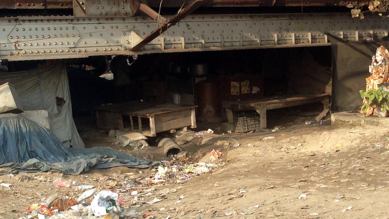 Das Zuhause der Obdachlosen erstickt im Müll. Das Zuhause der Obdachlosen erstickt im Müll.