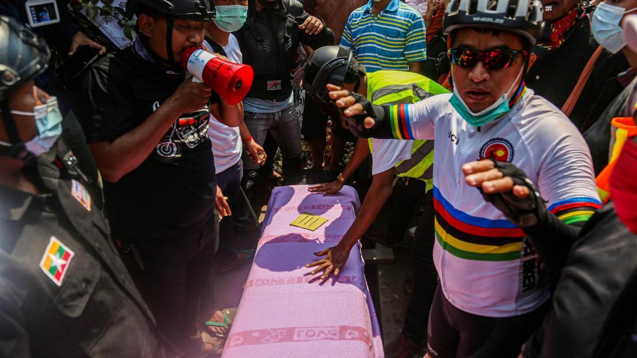 Menschen stehen in Mandalay in Myanmar neben dem Sarg von Ma Kyal Sin während ihrer Beerdigungszeremonie. Sie wurde am 3. März 2021 während der Proteste vom Militär erschossen. Menschen stehen in Mandalay in Myanmar neben dem Sarg von Ma Kyal Sin während ihrer Beerdigungszeremonie. Sie wurde am 3. März 2021 während der Proteste vom Militär erschossen.