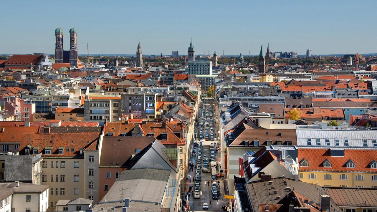 Luftaufnahme des Münchner Bahnhofsviertels im Juni 2017 (Blick von der St.-Pauls-Kirche in die Landwehrstraße), im Hintergrund die Frauenkirche und weitere (Kirch-)Türme über den Dächern. Luftaufnahme des Münchner Bahnhofsviertels im Juni 2017 (Blick von der St.-Pauls-Kirche in die Landwehrstraße), im Hintergrund die Frauenkirche und weitere (Kirch-)Türme über den Dächern.