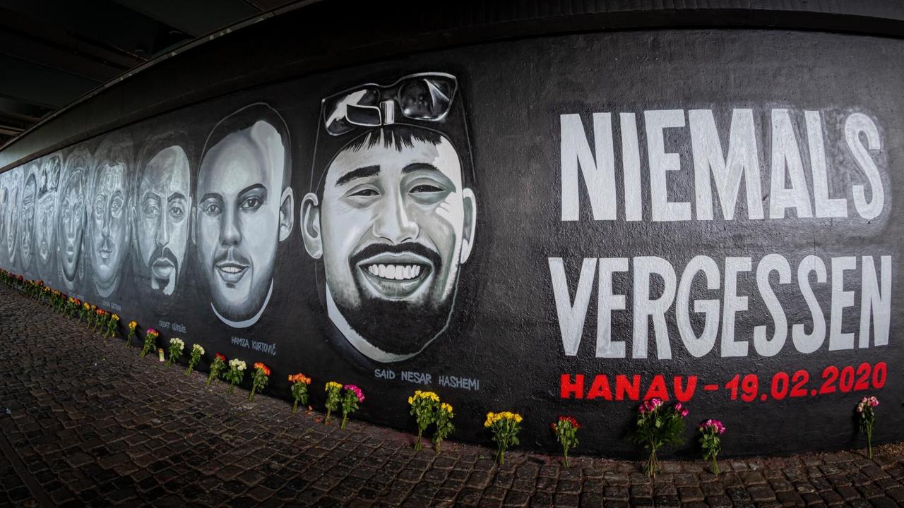 Ein 27 Meter langes Gedenkgraffito erinnert in Frankfurt an die Opfer des Anschlags in Hanau am 19. Februar 2020.