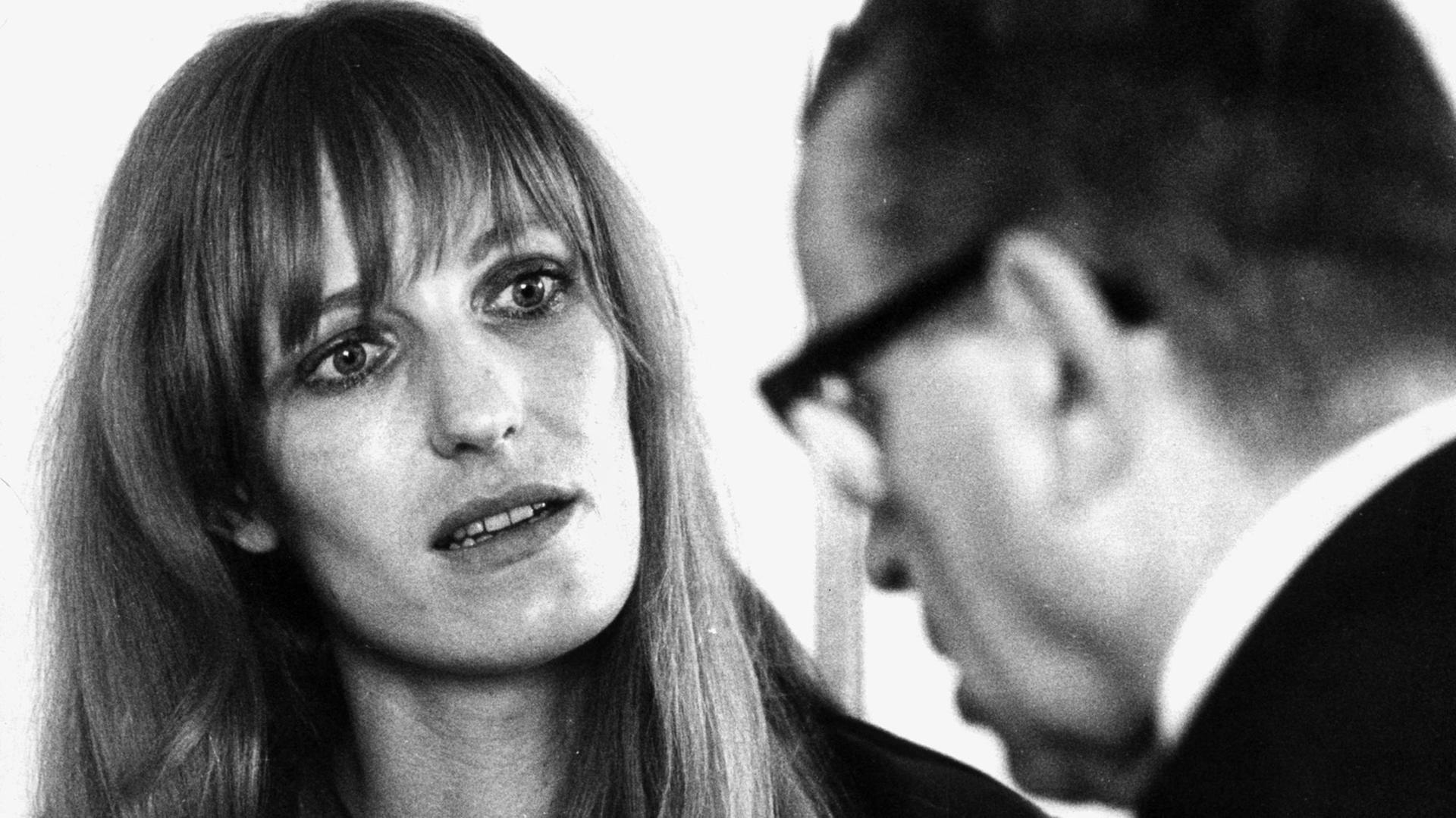Gudrun Ensslin bei Gericht im Gespräch mit ihrem Verteidiger, 1968.