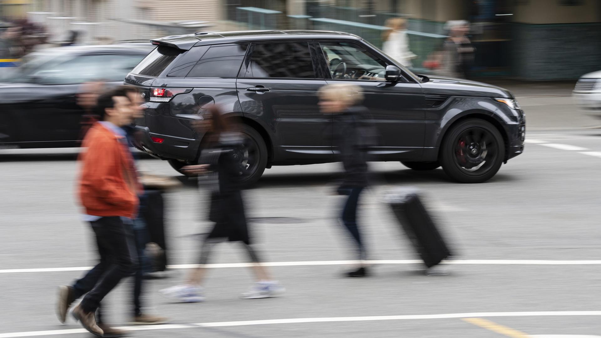 Ein SUV rauscht durch die Innenstadt. Ein SUV rauscht durch die Innenstadt.