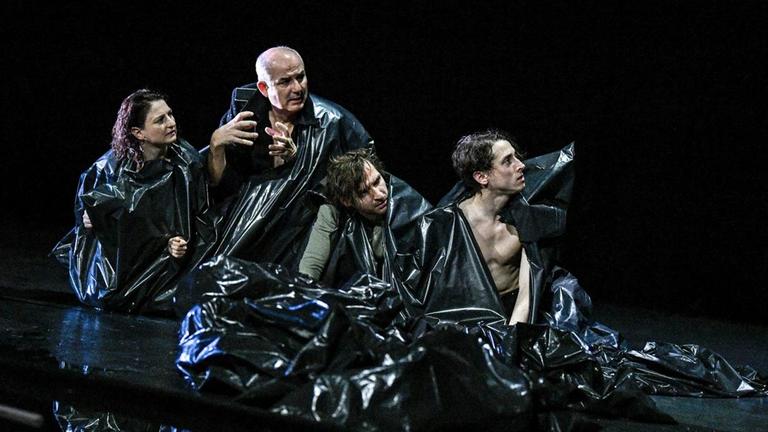 Eine Szene aus dem Theaterstück "Im Westen nichts Neues" nach dem Roman von Erich Maria Remarque unter Verwendung einer Fassung von Kerstin Behrens und Lars Ole Walburg. Auf dem Bild: Lisa Natalie Arnold, Holger Hübner, Denis Geyersbach, Daniel Séjourné, Januar 2020 Eine Szene aus dem Theaterstück "Im Westen nichts Neues" nach dem Roman von Erich Maria Remarque unter Verwendung einer Fassung von Kerstin Behrens und Lars Ole Walburg. Auf dem Bild: Lisa Natalie Arnold, Holger Hübner, Denis Geyersbach, Daniel Séjourné, Januar 2020