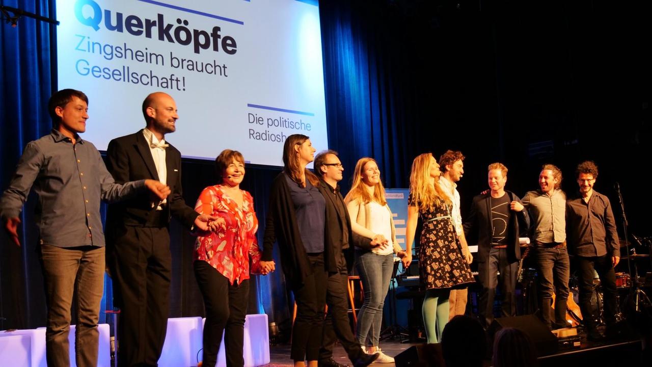 Mehrere Gäste stehen auf der Bühne Mehrere Gäste stehen auf der Bühne