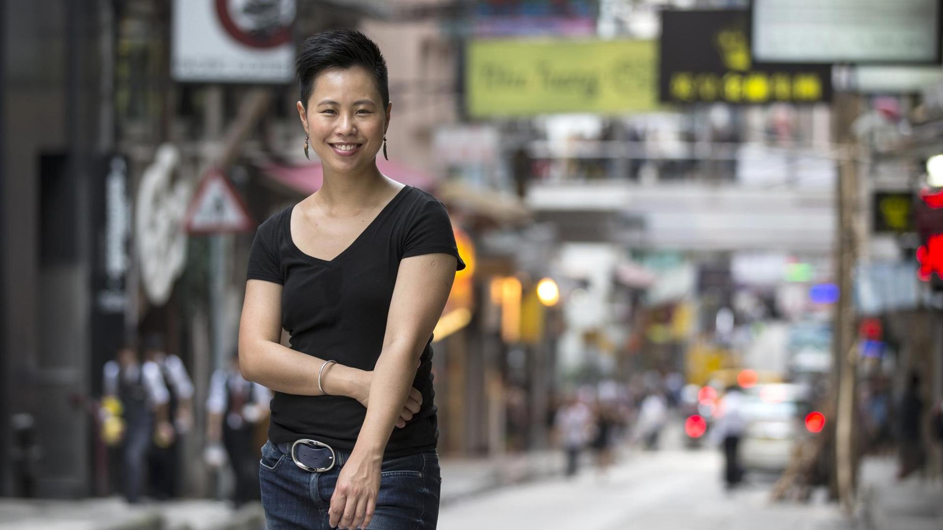 Die Schlagzeugerin und Musikerin Sabina Ma schlendert durch eine Fußgängerzone