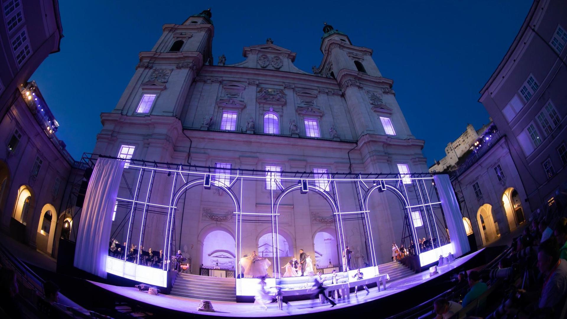 Erleuchtete Kulisse zur Fotoprobe von "Jedermann" am Domplatz bei den Salzburger Festspielen 2019. Erleuchtete Kulisse zur Fotoprobe von "Jedermann" am Domplatz bei den Salzburger Festspielen 2019.