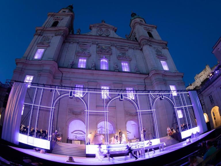 Erleuchtete Kulisse zur Fotoprobe von "Jedermann" am Domplatz bei den Salzburger Festspielen 2019.
