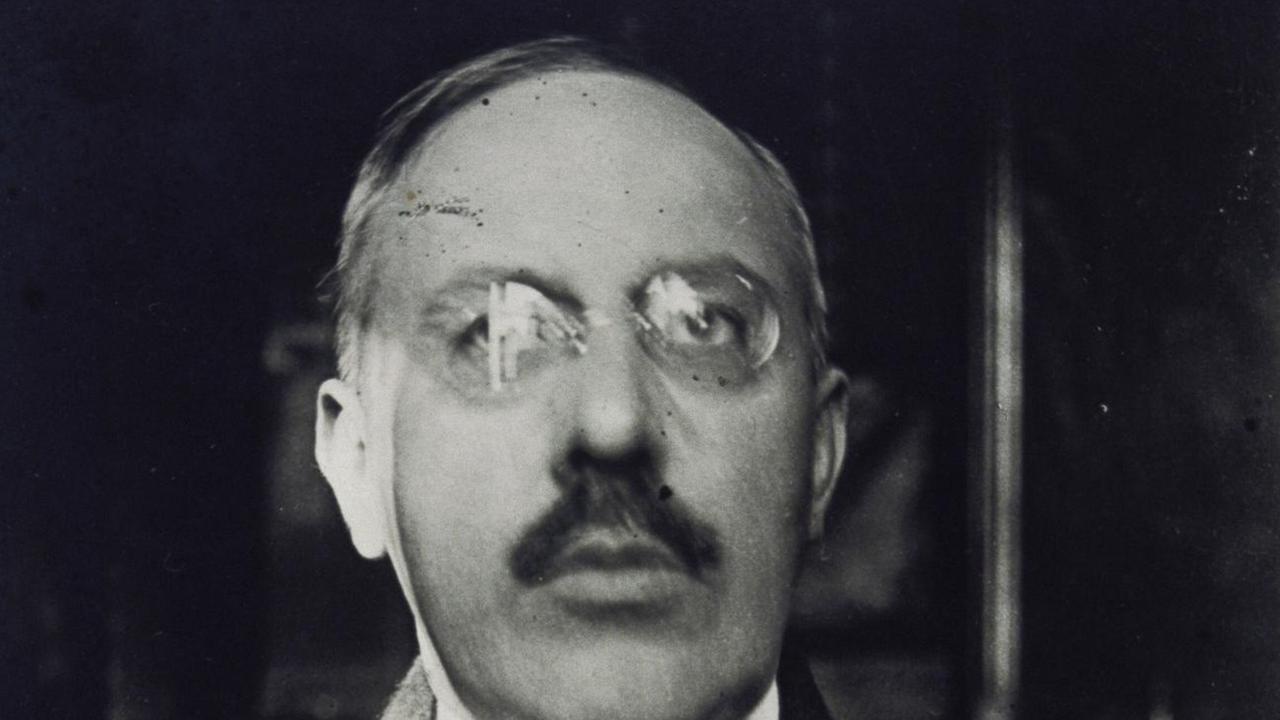 Schwarz-Weiß-Fotografie von ca. 1915 des österreichischern Architekten Josef Hoffmann (1870- 1956 in Anzug mit Krawatte Brille und großem Schnäuzer. Schwarz-Weiß-Fotografie von ca. 1915 des österreichischern Architekten Josef Hoffmann (1870- 1956 in Anzug mit Krawatte Brille und großem Schnäuzer.